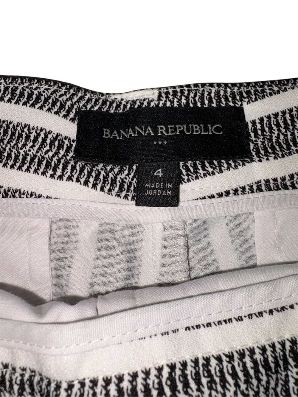 320. Banana Republic NWOT Women’s Black and White Stripe High-Waist Shorts